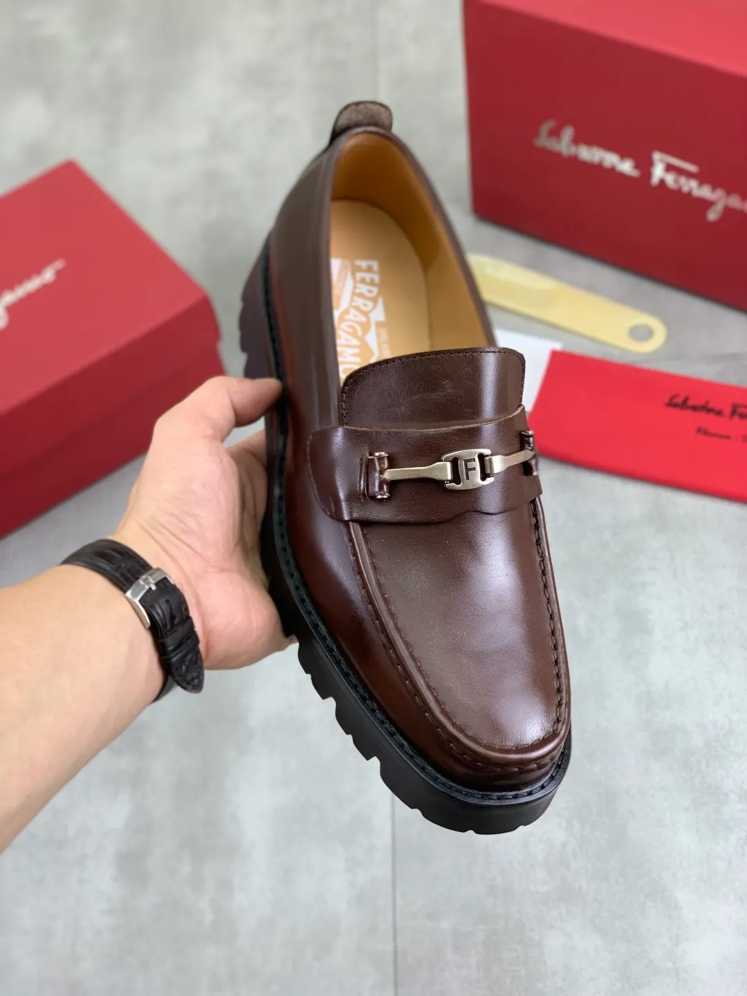 Men's Men's Shoes 💰P480💰[New Style] Water-dyed Niuli 🆘[Salvatore Ferragamo] Ferragamo's latest casual business leather shoes for men! Listed simultaneously! The fabric is made of specially imported original calfskin, and the interior is made of imported water-dyed cowhide. It is absolutely luxurious and leads the fashion trend. Matching code: 38-44 (45 and 46 can be customized) Multiple colors available